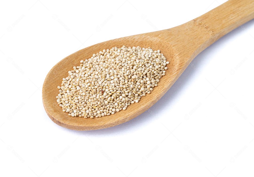 Grãos de quinoa crus em uma colher isolada sobre fundo branco JPG