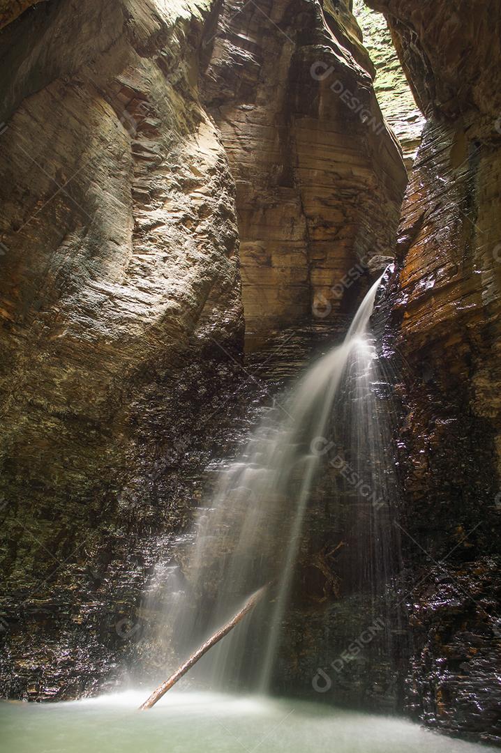 Cachoeira dentro de um cânion no sul do Brasil JPG