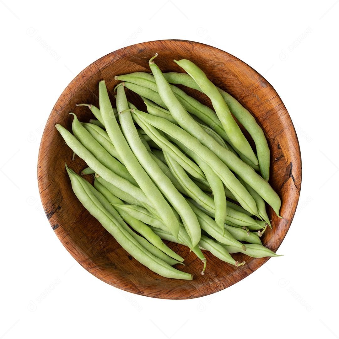 Um grupo de vagens de feijão verde em uma tigela de madeira isolada sobre branco JPG