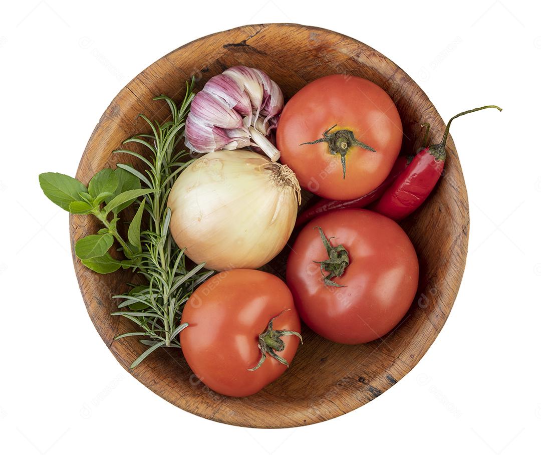 Tomates, alho, pimentas e ervas em uma tigela isolada JPG
