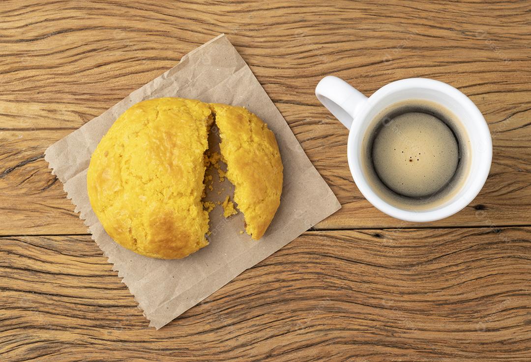 Broa, pão típico de farinha de milho brasileira com café JPG