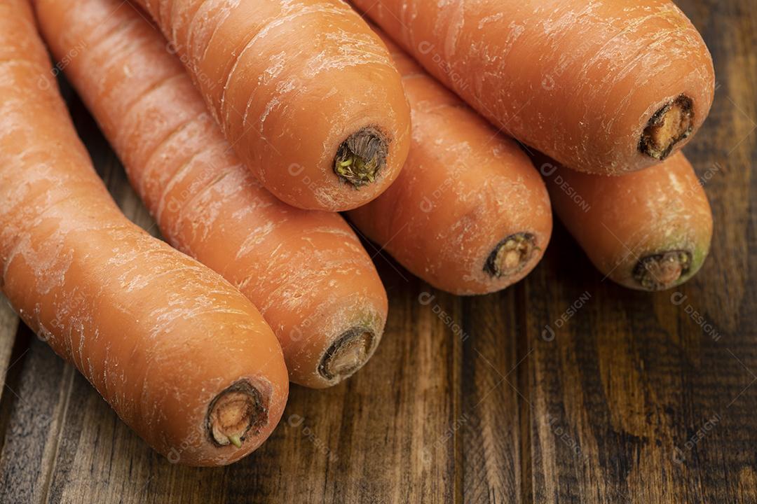 Close-up de cenouras sobre uma mesa de madeira JPG