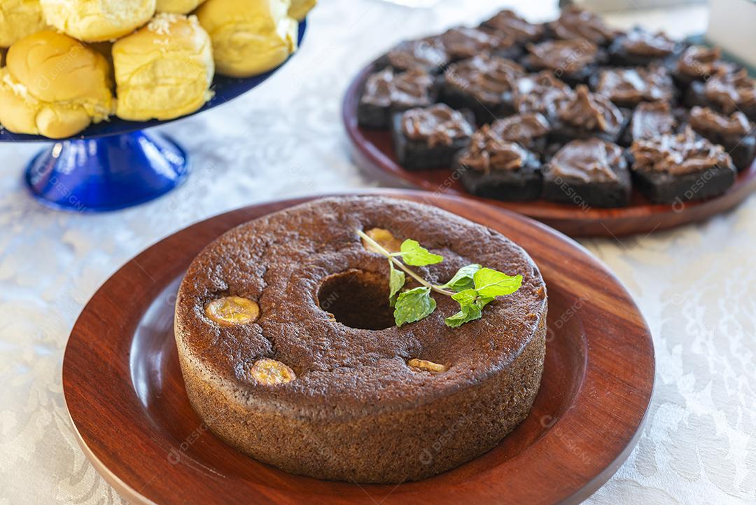 Bolo de banana em uma bandeja de madeira em uma mesa