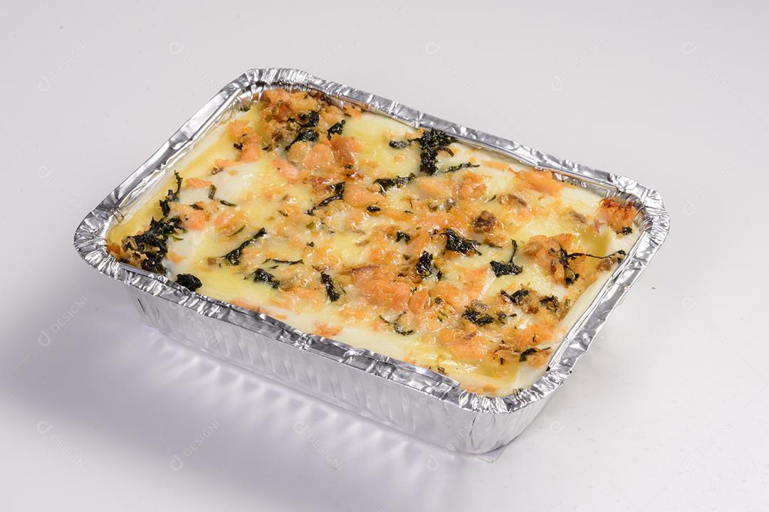 Entrega de lasanha de queijo em embalagens para entrega isolada no fundo branco