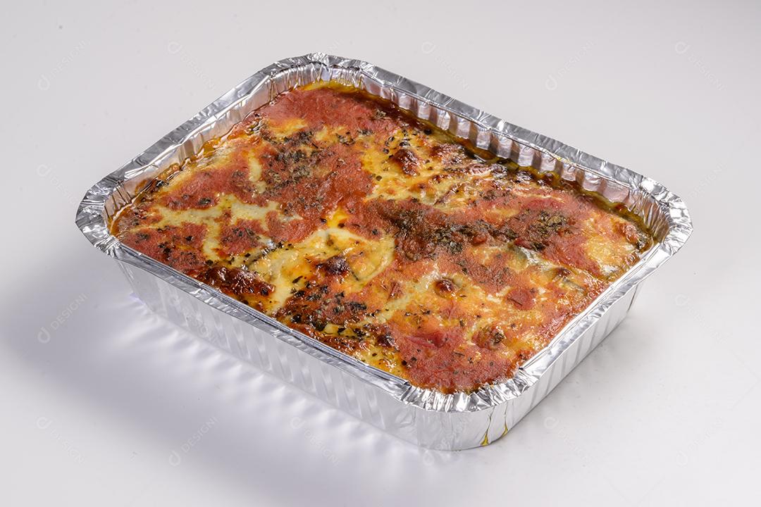 Entrega de lasanha à bolonhesa embalagens para entrega isolada no fundo branco.