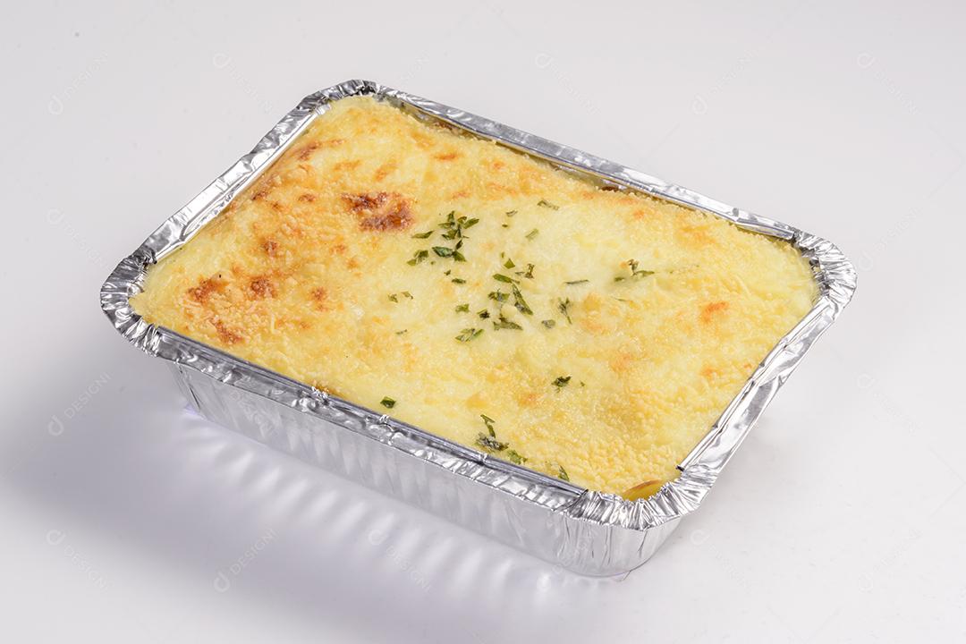 Entrega de Lasanha de queijo em embalagens para entrega isolada no fundo branco