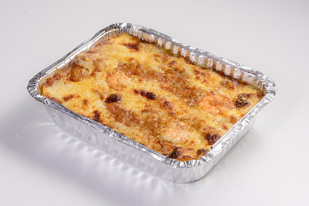 Entrega de lasanha à bolonhesa embalagens para entrega isolada no fundo branco.