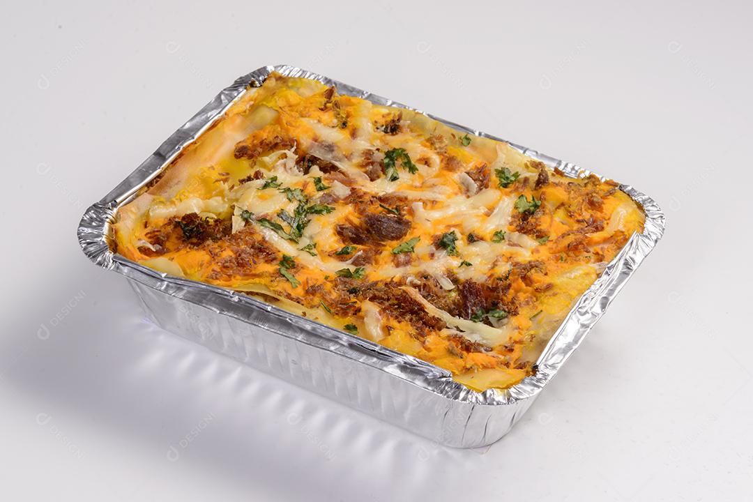 Entrega de lasanha de carne de sol com cheddar em embalagem para entrega