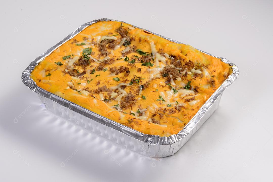 Entrega de lasanha de carne com cheddar em embalagem para entrega