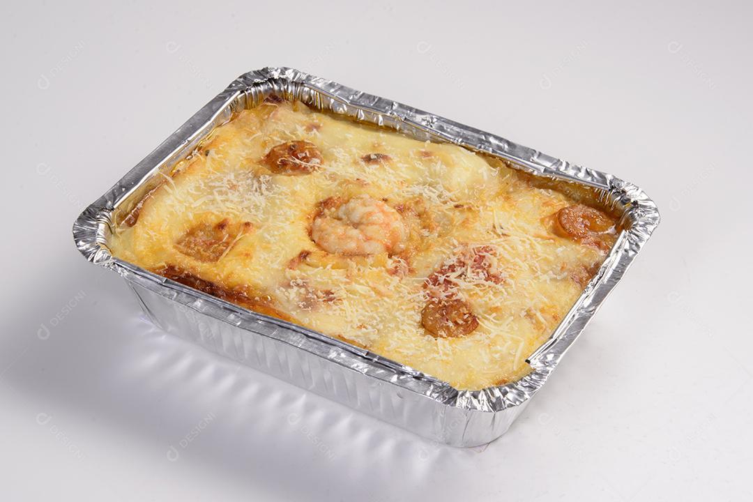 Entrega de lasanha de camarão em embalagem para entrega isolada no fundo branco.