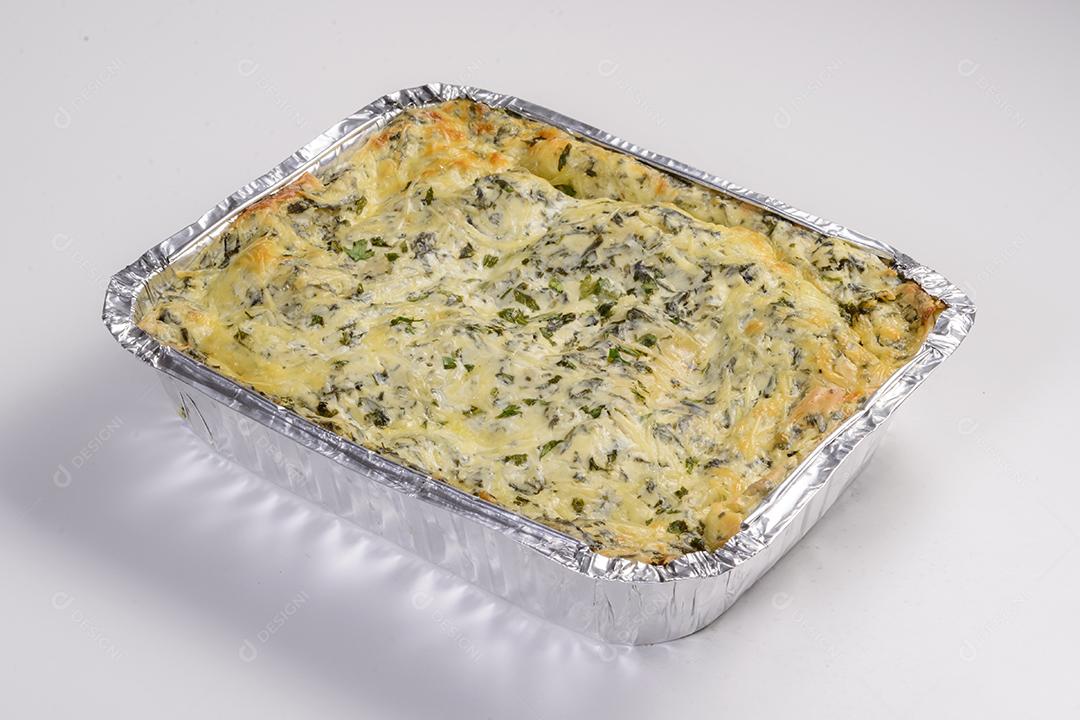 Entrega de lasanha de bacalhau em embalagem para entrega isolada no fundo branco.