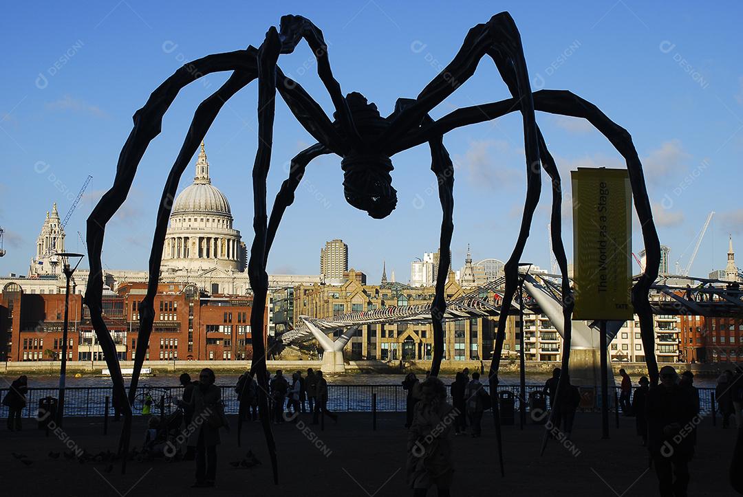 Maman Escultura de Louise Bourgeois