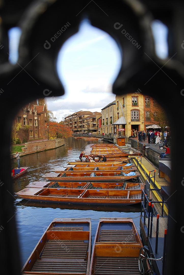 Paisagem barcos casas predios lago