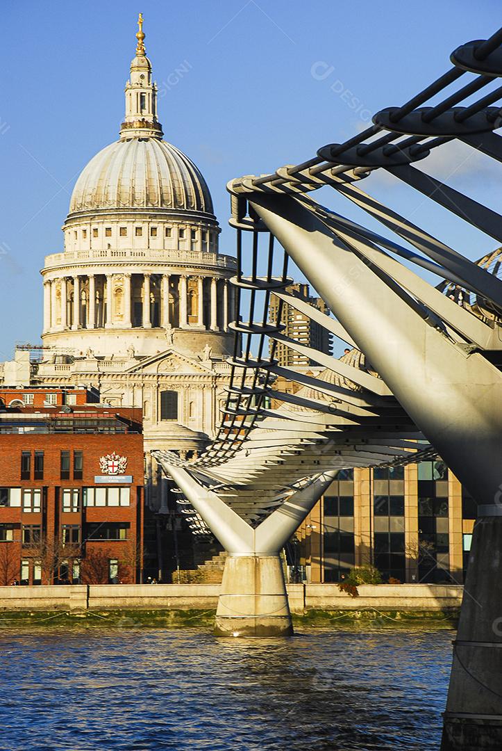 Catedral sao paulo edificio ao lado de um lago