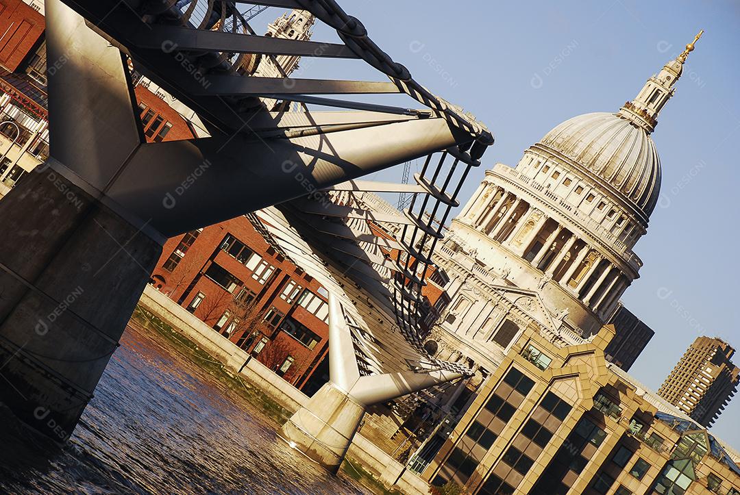 Catedral sao paulo edificio ao lado de um lago