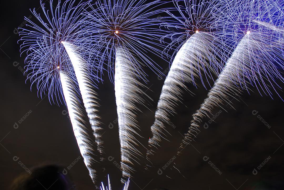 Foguete fogos de artificios colorido fogo