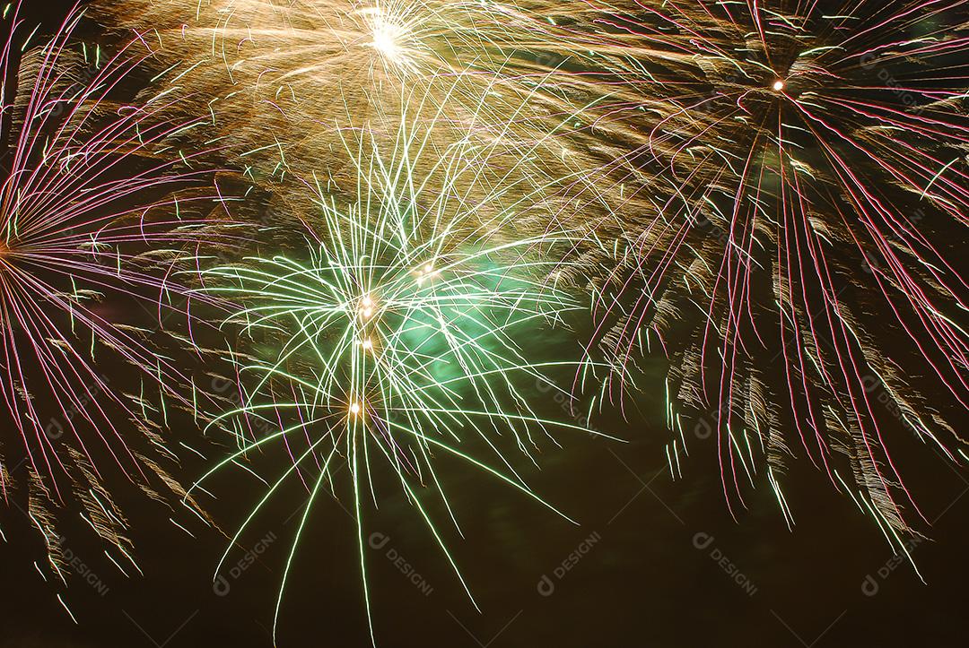 Foguete fogos de artificios colorido fogo