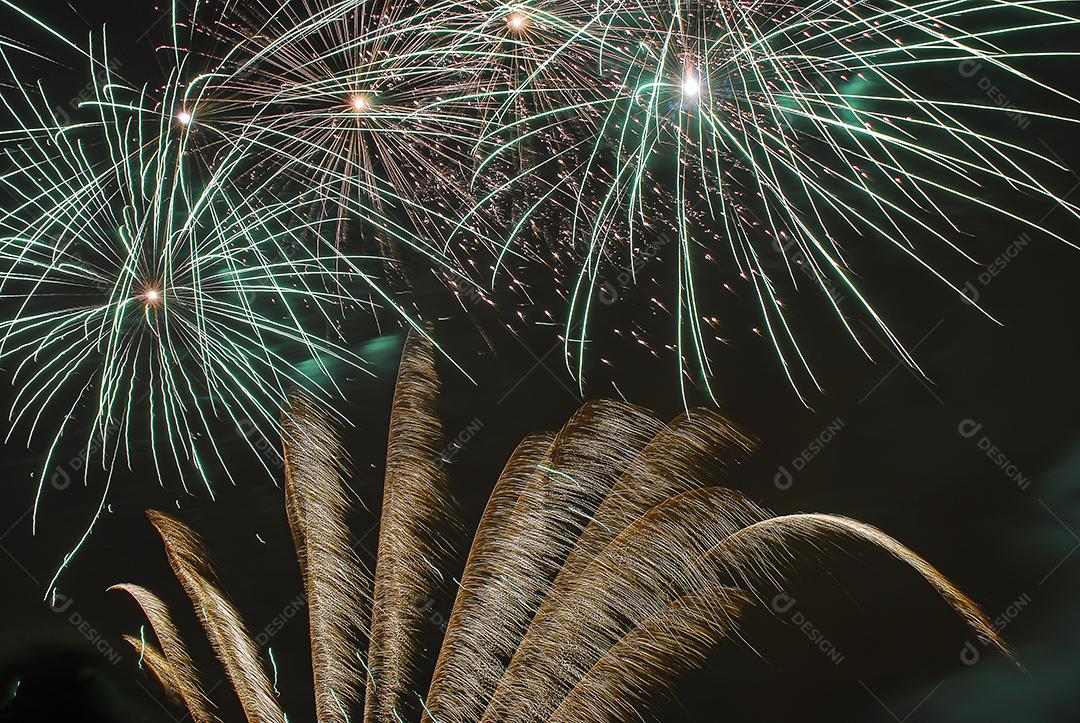 Foguete fogos de artificios colorido fogo