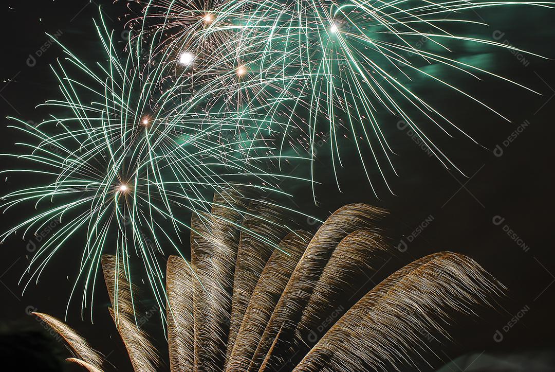 Foguete fogos de artificios colorido fogo