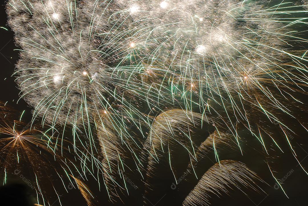 Foguete fogos de artificios colorido fogo