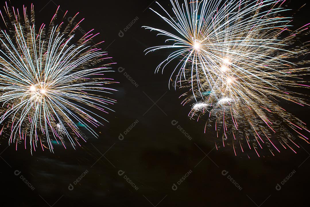 Foguete fogos de artificios colorido fogo