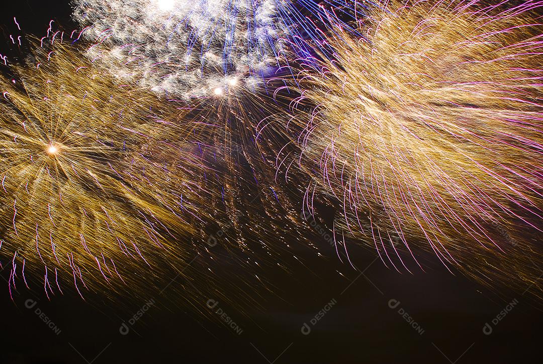 Foguete fogos de artificios colorido fogo