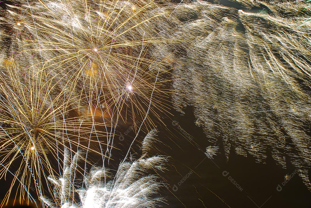 Foguete fogos de artificios colorido fogo