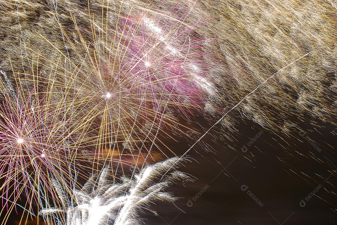 Foguete fogos de artificios colorido fogo