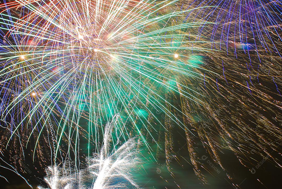 Foguete fogos de artificios colorido fogo