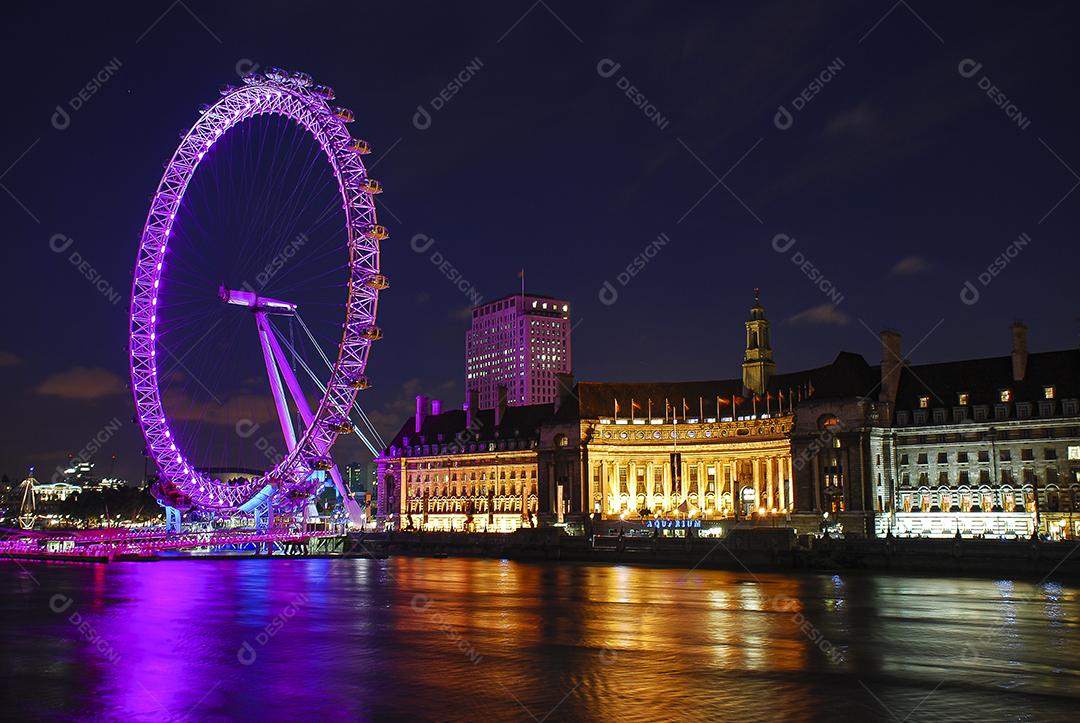 Rodas gigante colorida cidade parque de diversao