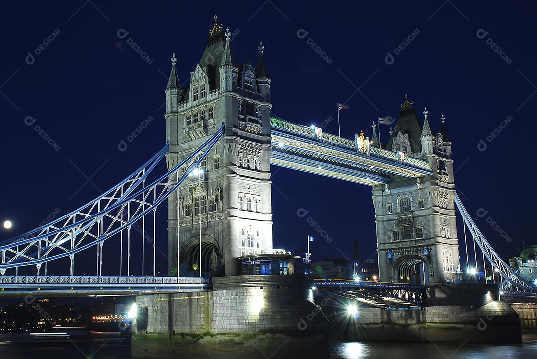 Ponte iluminado Tower Bridge lago