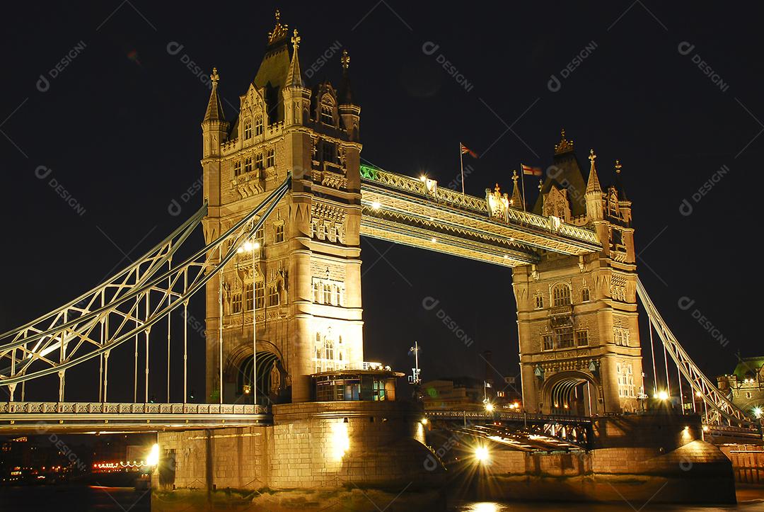 Ponte iluminado Tower Bridge lago