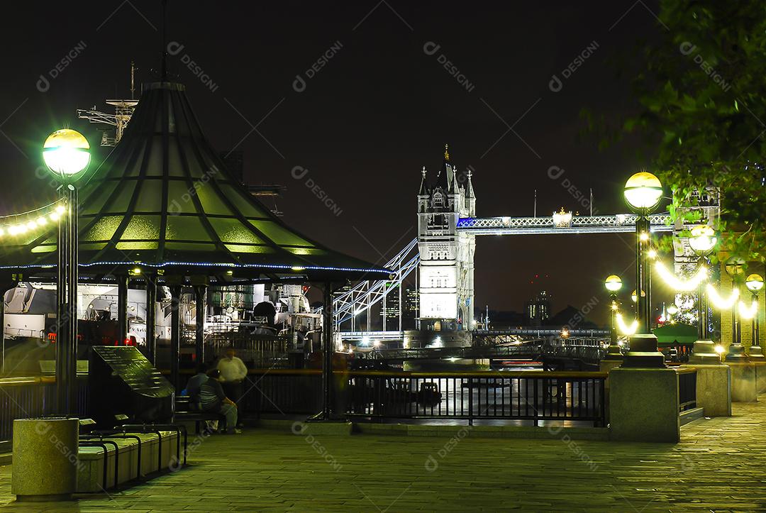 Ponte iluminado Tower Bridge lago