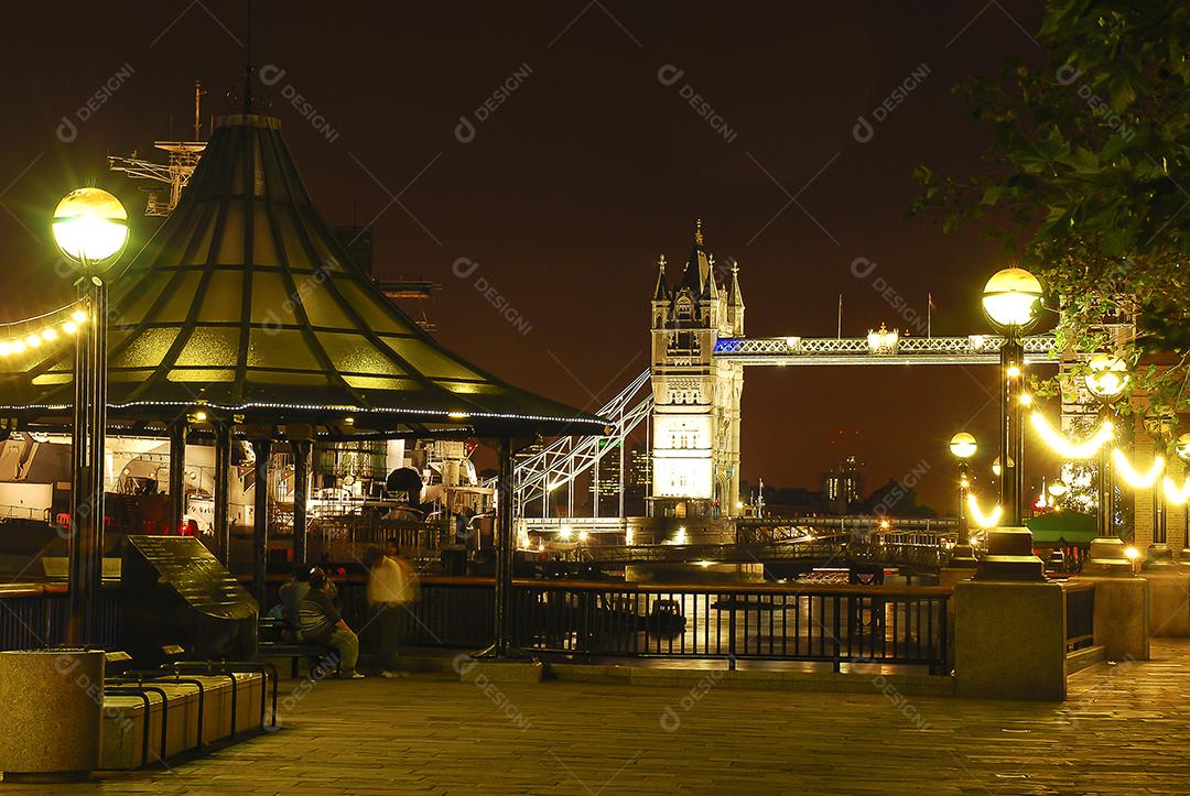 Ponte iluminado Tower Bridge lago