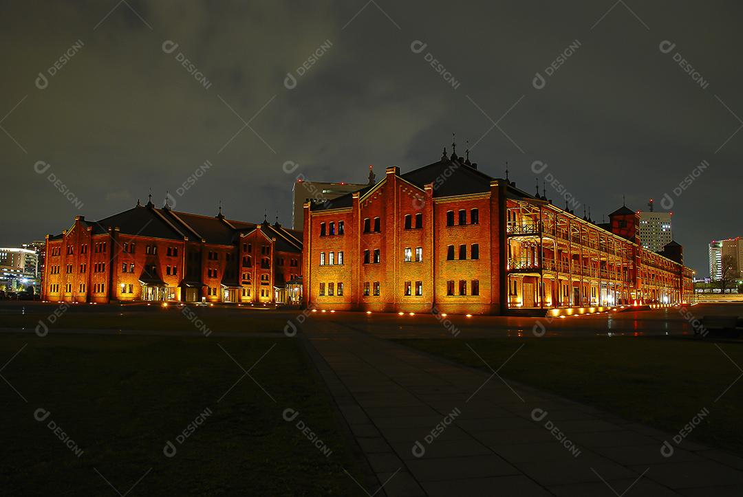 Vista noturna do Armazém red brick em Yokohama, Japão