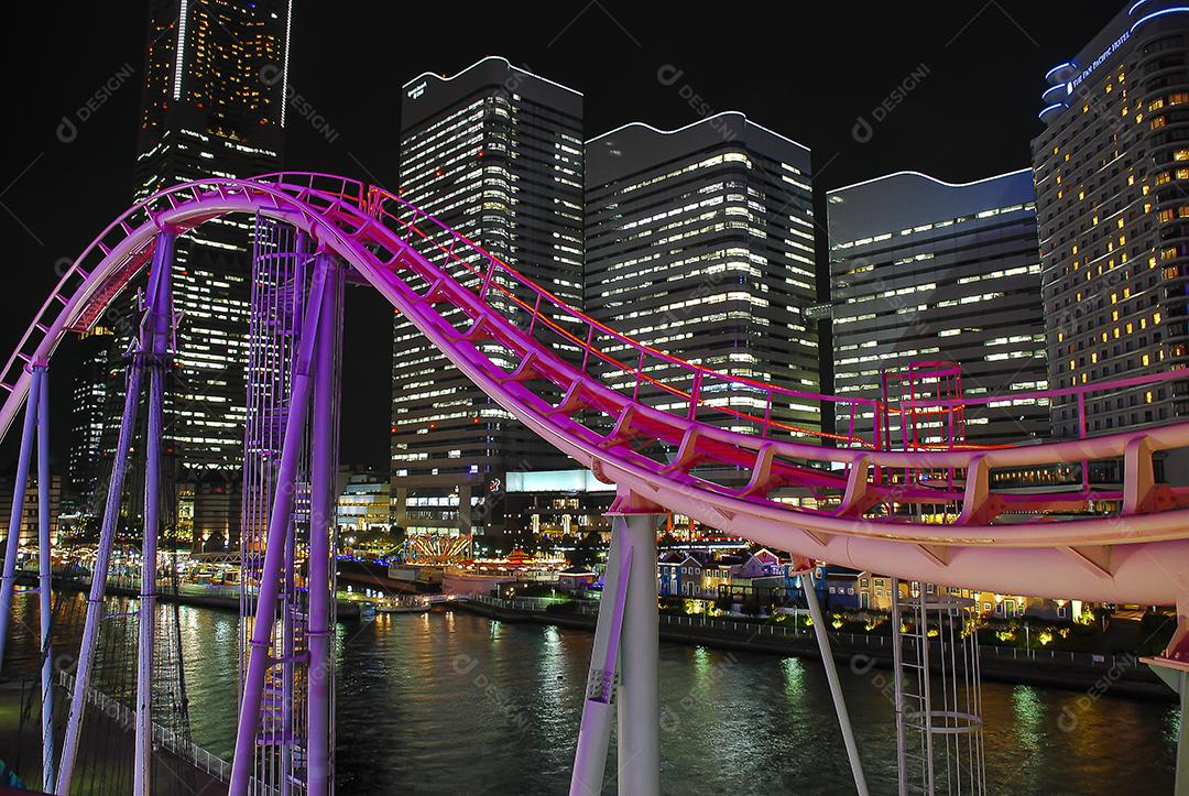 Vista noturna de Yokohama, Japão com belo barco em evidência