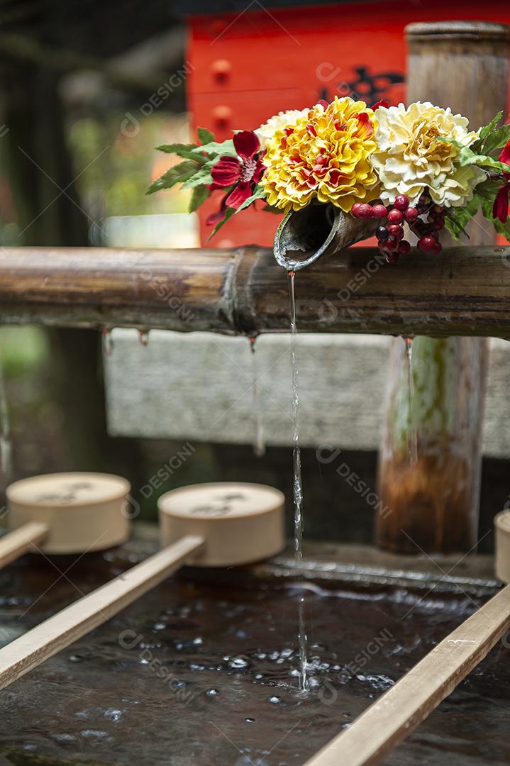 pia estilo japão com flores por cima