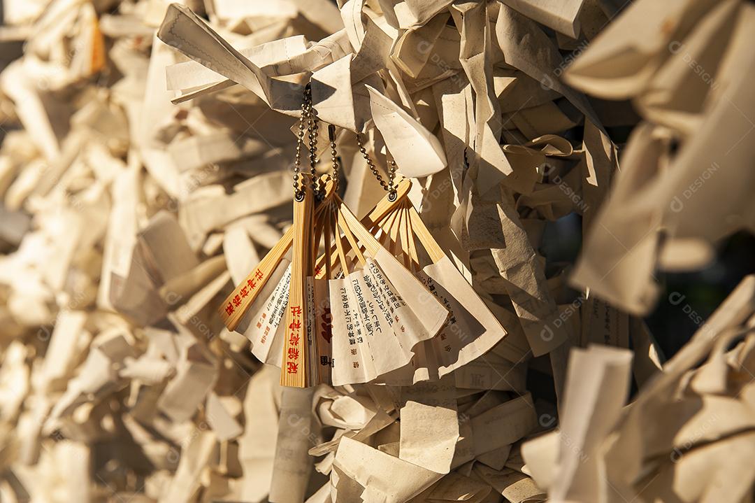 Fortunas de papel preenche em uma tela inteira