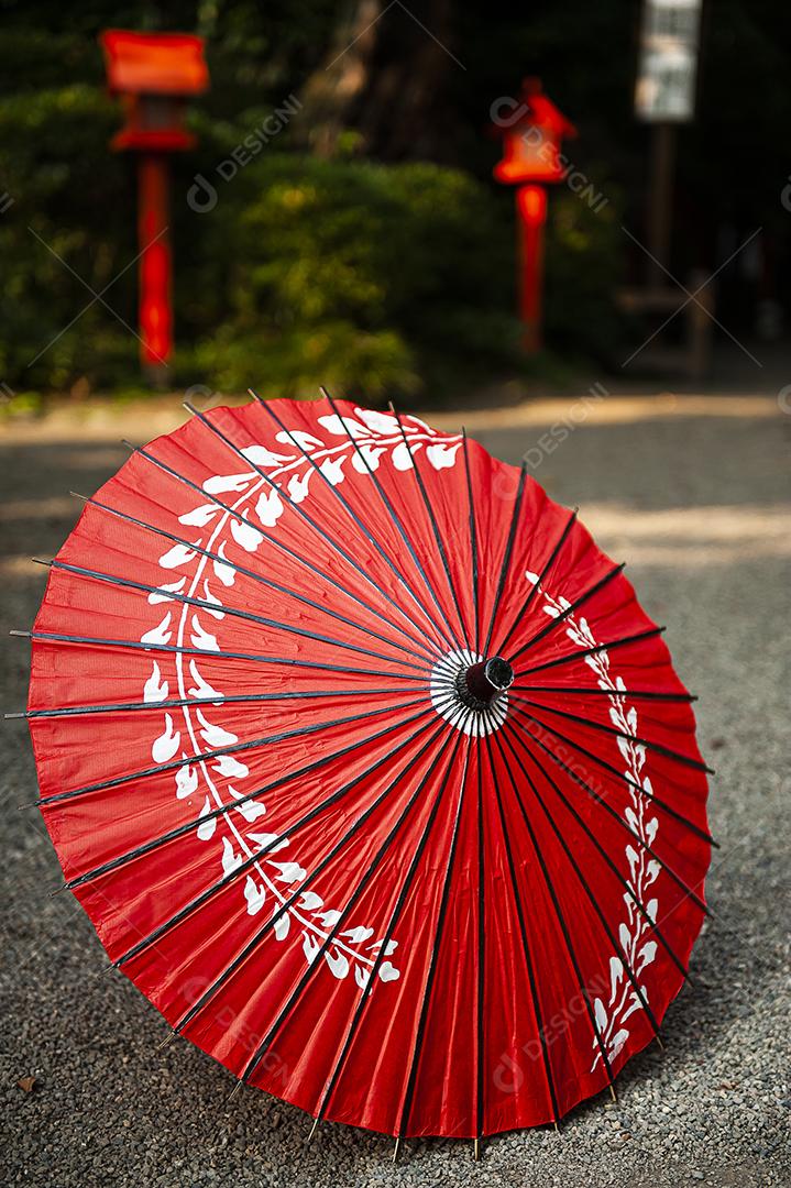 Guarda-chuvas japoneses tradicionais decorando