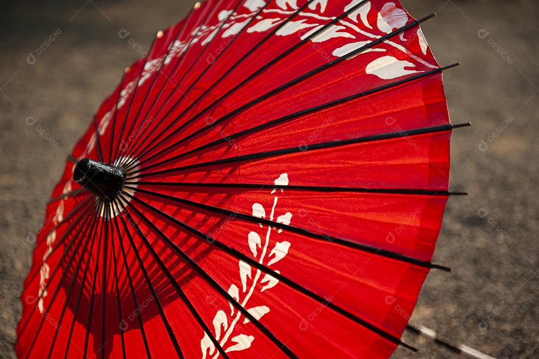 Guarda-chuvas japoneses tradicionais decorando