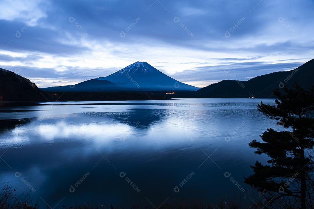 Monte Fuji san no Lago Kawaguchiko no Japão ao nascer do sol