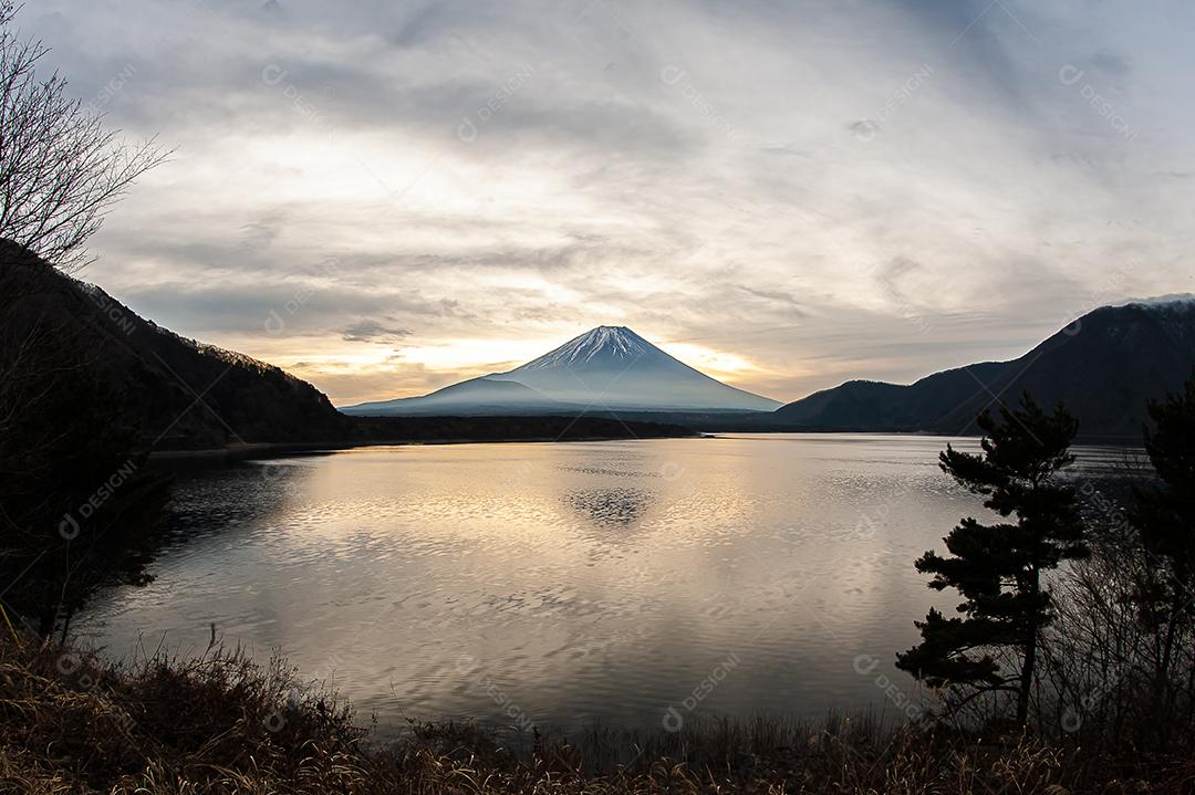 Monte Fuji san no Lago Kawaguchiko no Japão ao nascer do sol