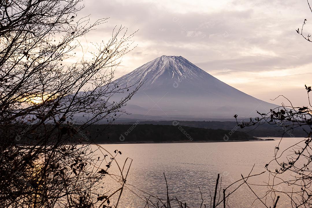 Monte Fuji san no Lago Kawaguchiko no Japão ao nascer do sol