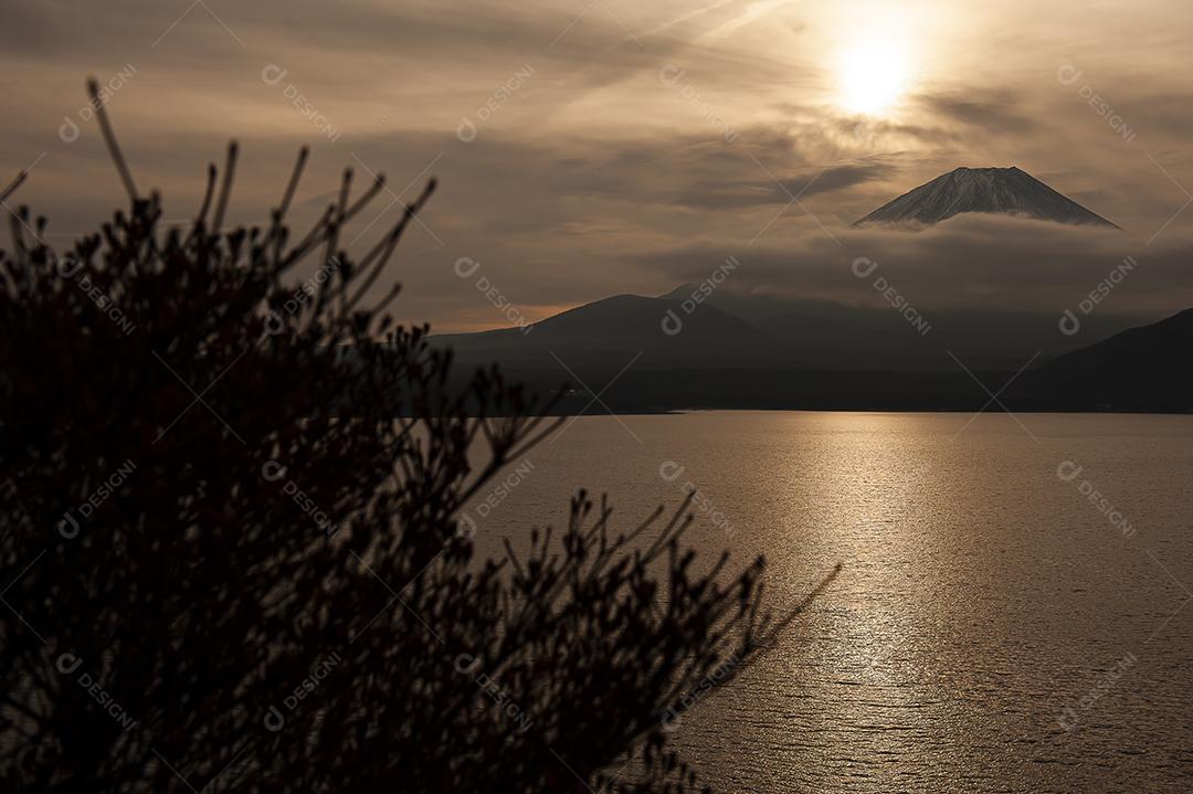 Monte Fuji san no Lago Kawaguchiko no Japão ao nascer do sol