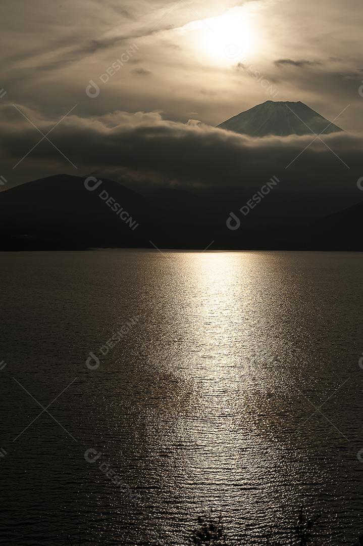 Monte Fuji san no Lago Kawaguchiko no Japão ao nascer do sol