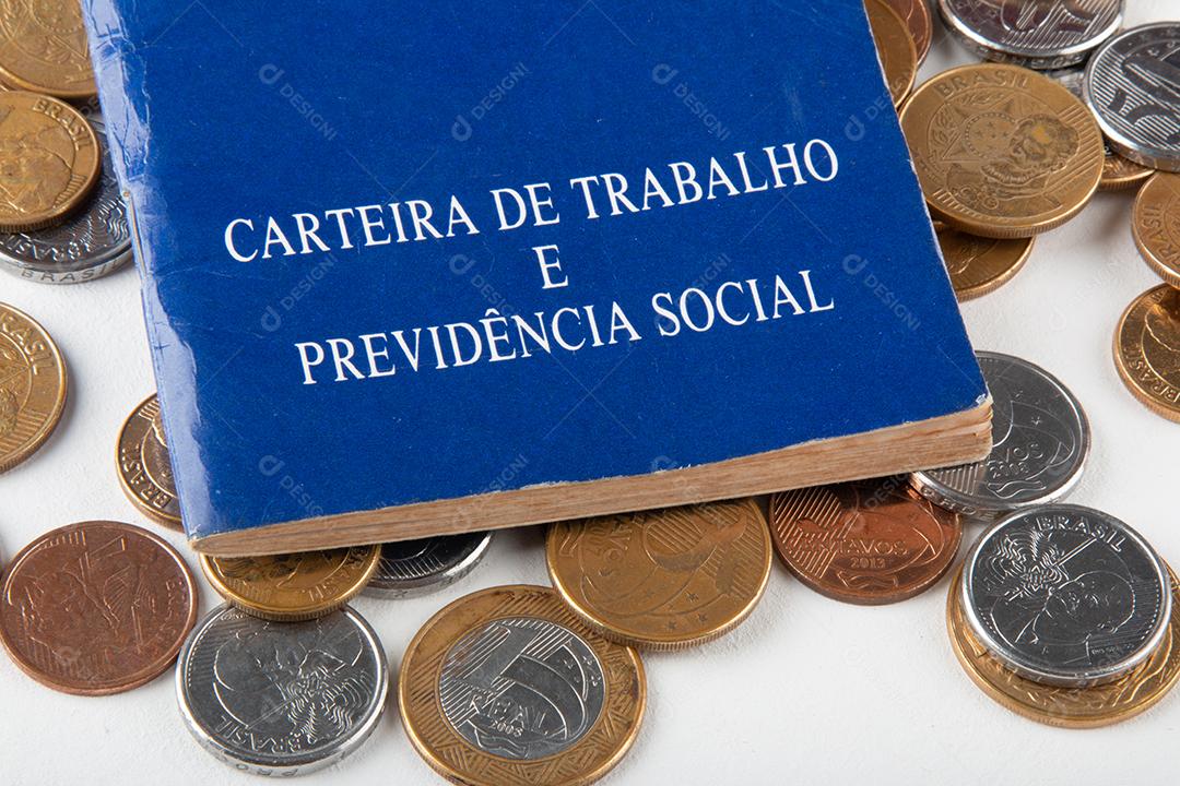 Carteira de trabalho brasileira e dinheiro brasileiro. TRADUÇÃO: Ministério