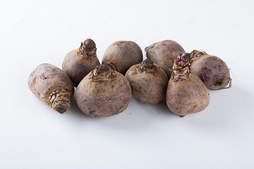 Pilha de beterraba com fundo branco