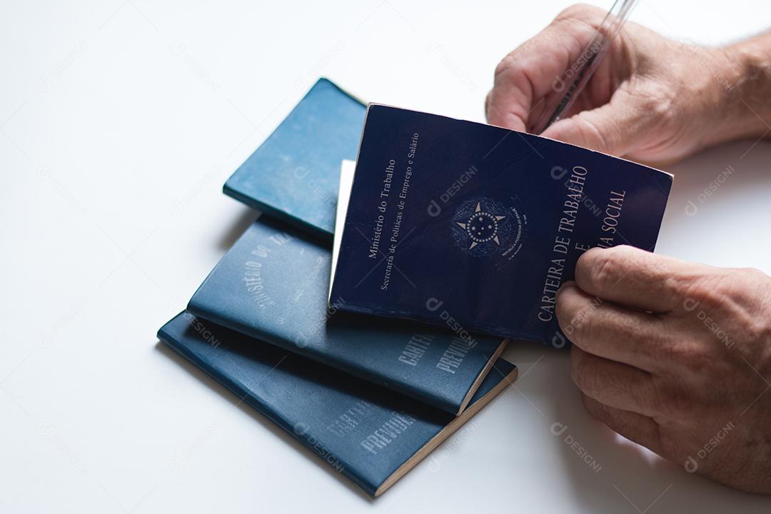Carteira de trabalho brasileira. Escrito Carteira de Trabalho e Previdência Social