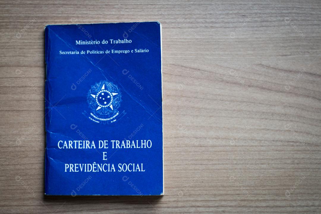 Carteira de trabalho brasileira. Escrito Carteira de Trabalho e Previdência Social