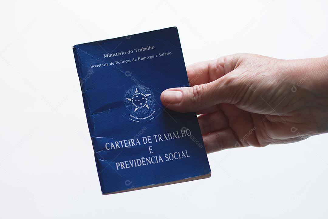 Carteira de trabalho brasileira. Escrito Carro de Trabalho e Previdência Social